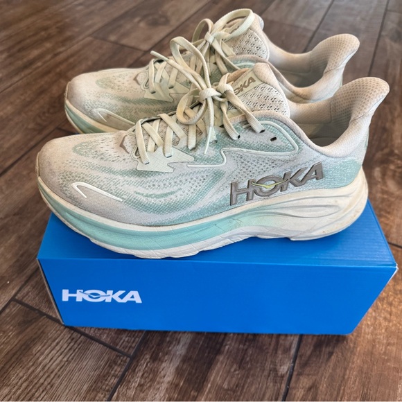 Hoka Shoes - Hoka Clifton 10 Seafoam size 9.5B